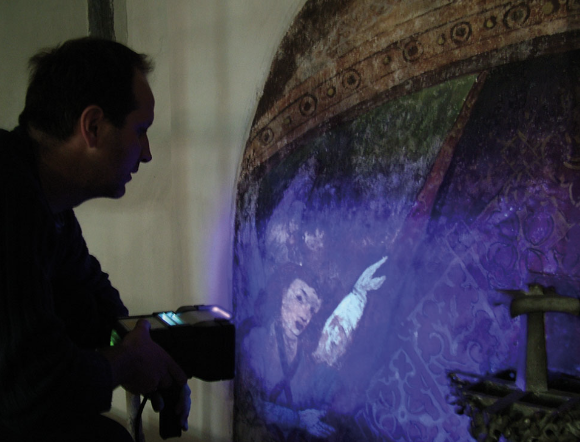 블랙라이트를 활용한 진품 확인