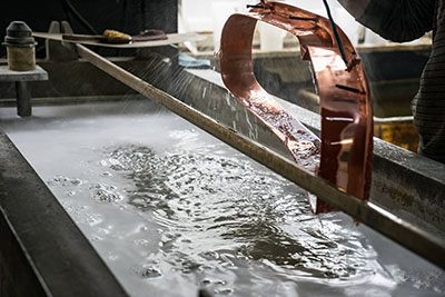 Galvanisierungsbad mit Metallablagerung